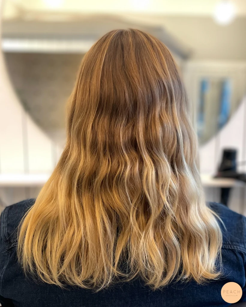 Varm beige blond hårfärg med balayage