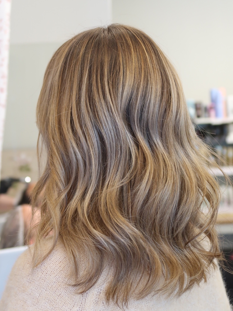 Ljusa och mörka slingor balayage
