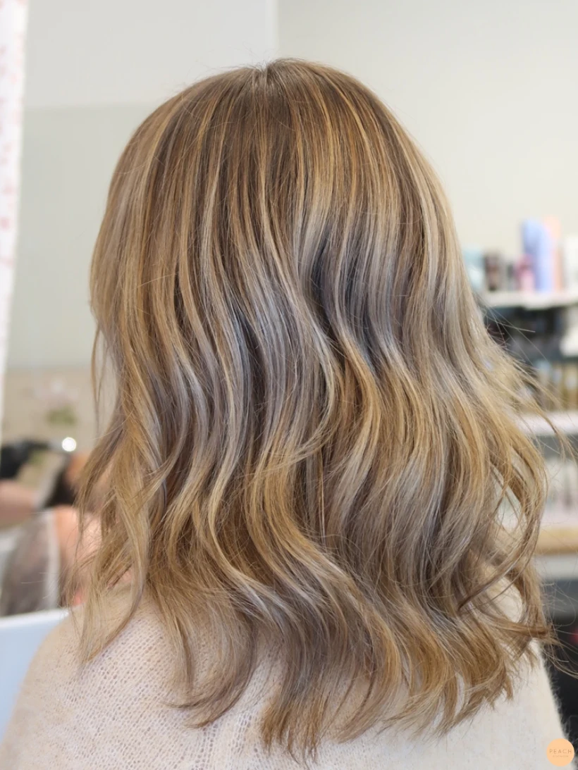Ljusa och mörka slingor balayage