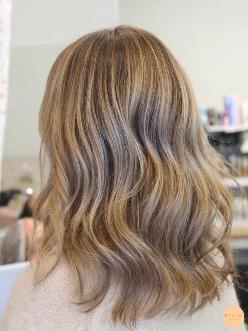 Ljusa och mörka slingor balayage med ljusa slingor