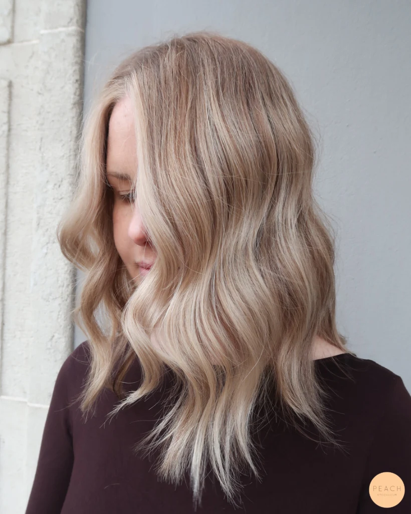 Blond balayage med ljusa och mörka slingor och ljusa slingor