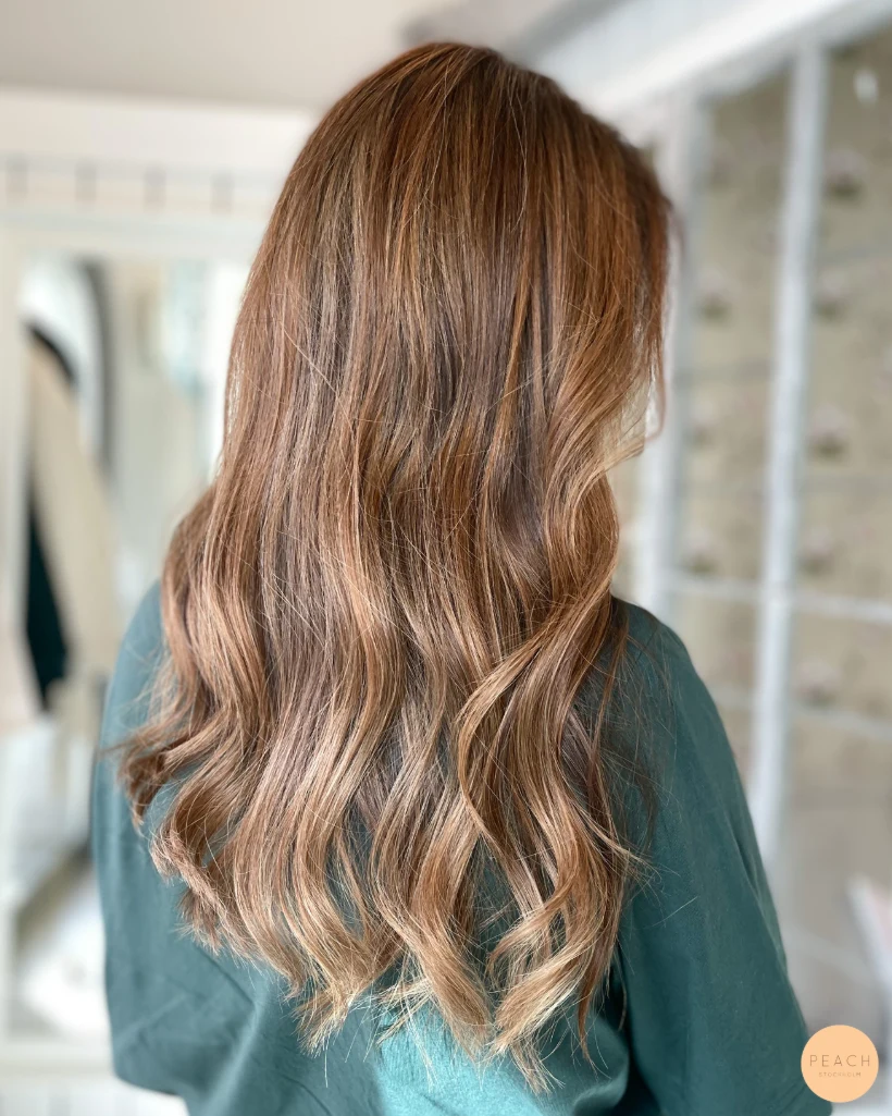 Varm beige hårfärg med highlights