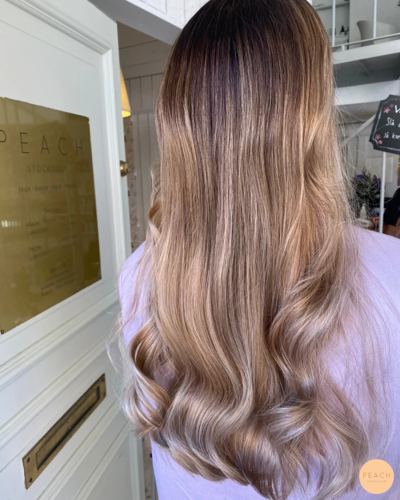 Bronde balayage med mjuka lockar