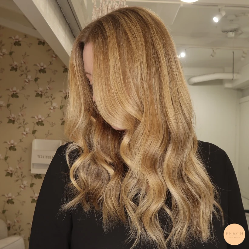 Guldblond hårfärg med slingor och gyllene toner
