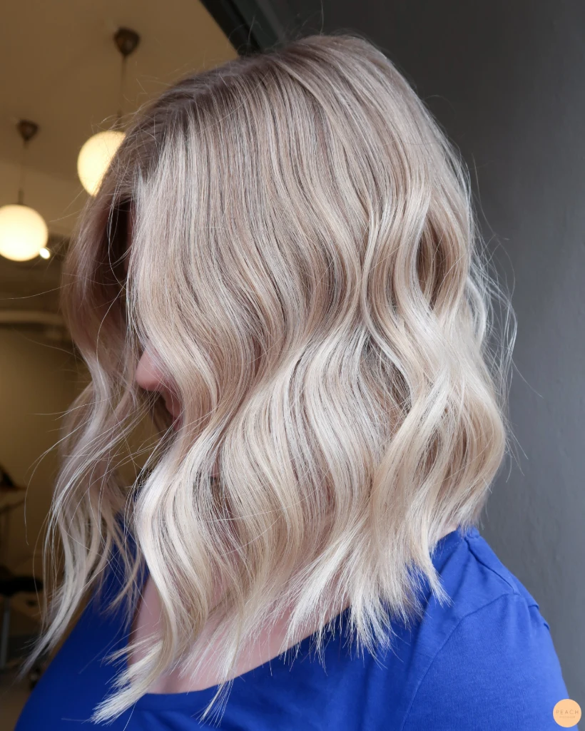 Blond hårfärg i lob frisyr