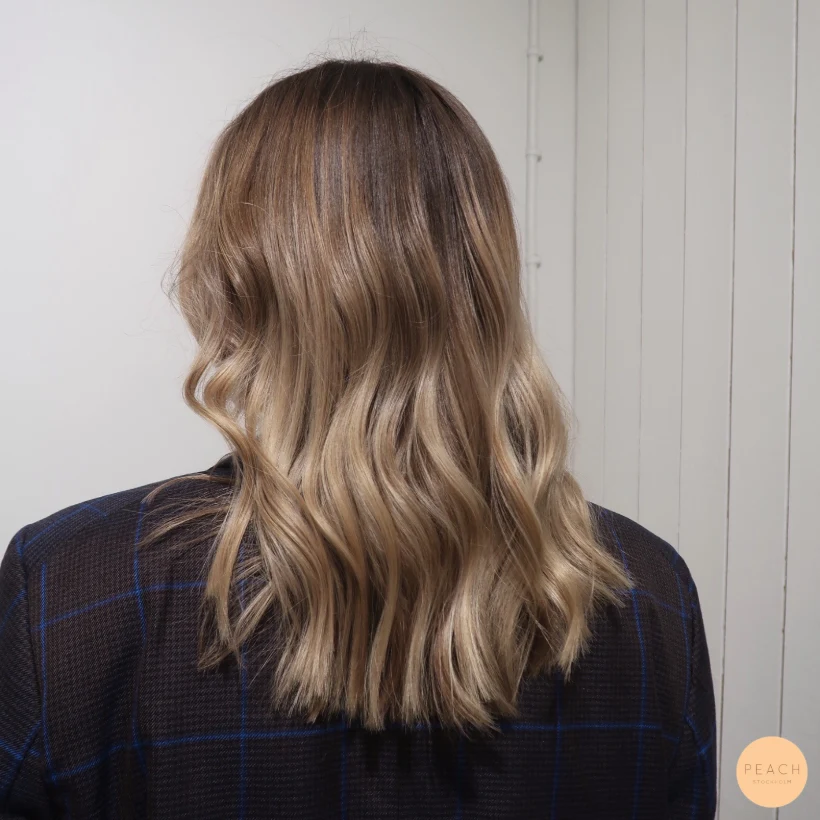 Balayage med ljusa och mörka slingor och ljusa slingor