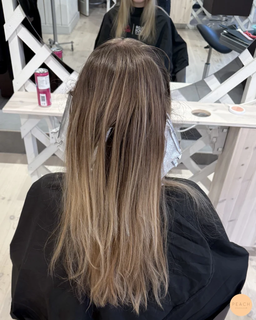 Soft blonde balayage med mjuk utväxt