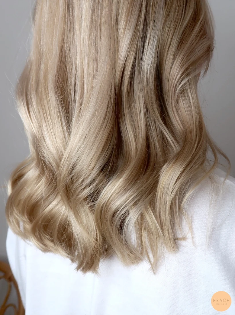 Rakklippt beige blond med mjuka slingor