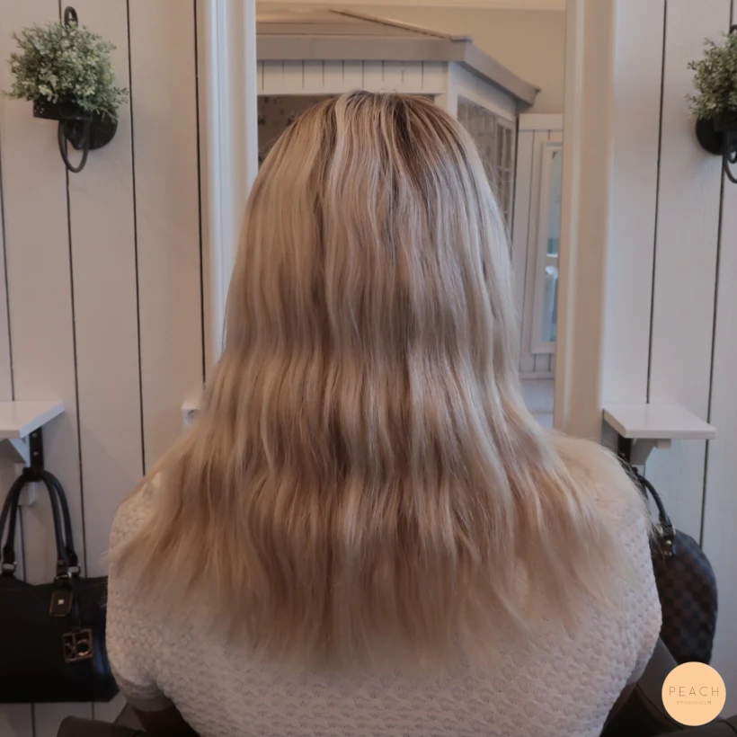 Kall beige blond hårfärg med lowlights.