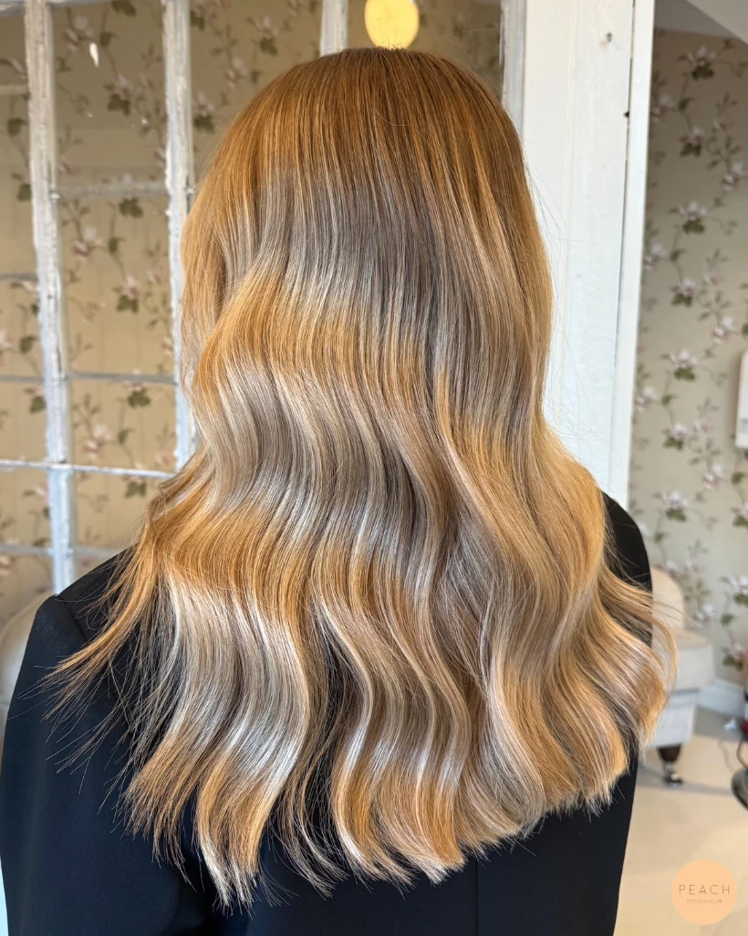 Guldblond hårfärg med mjuka lowlights