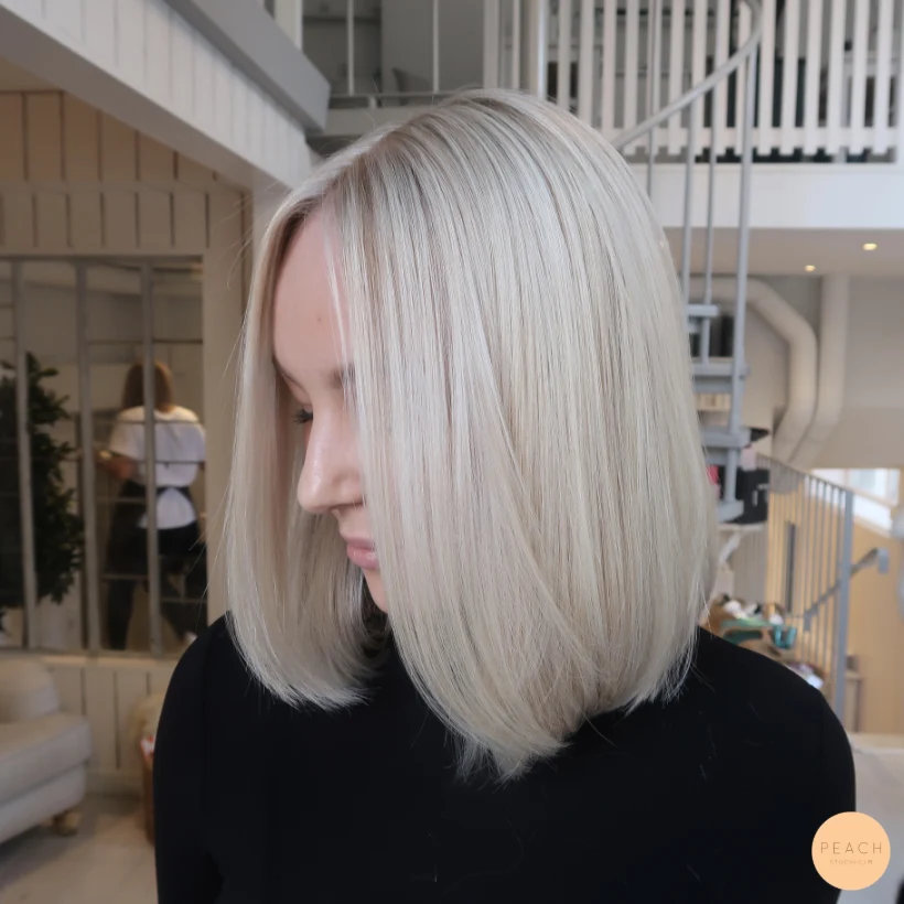 Vit blond hårfärg med ljusa slingor