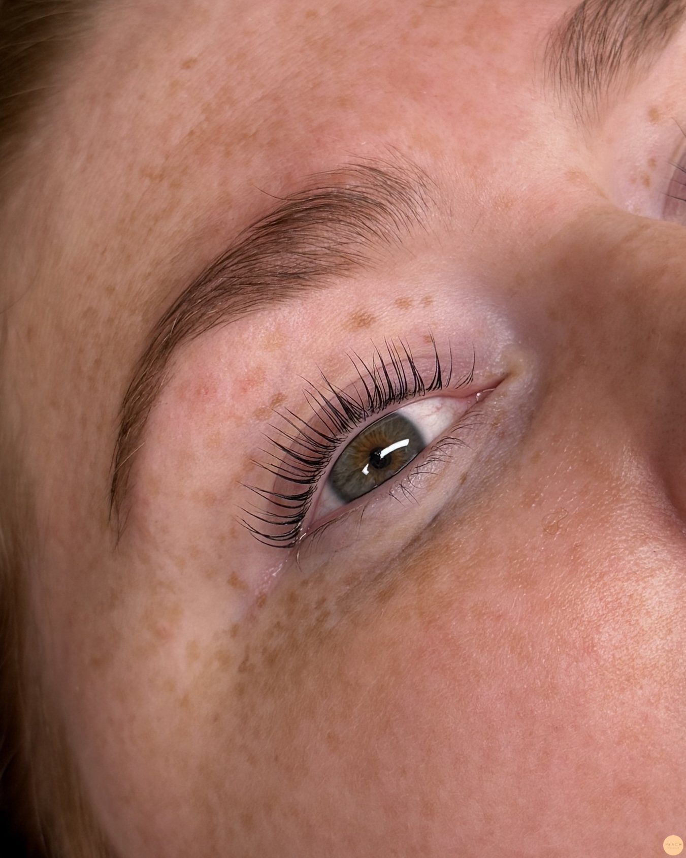 Yumi lashes brynfärgning