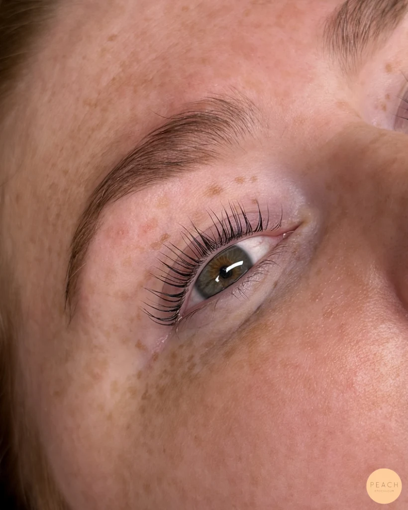 Yumi lashes brynfärgning