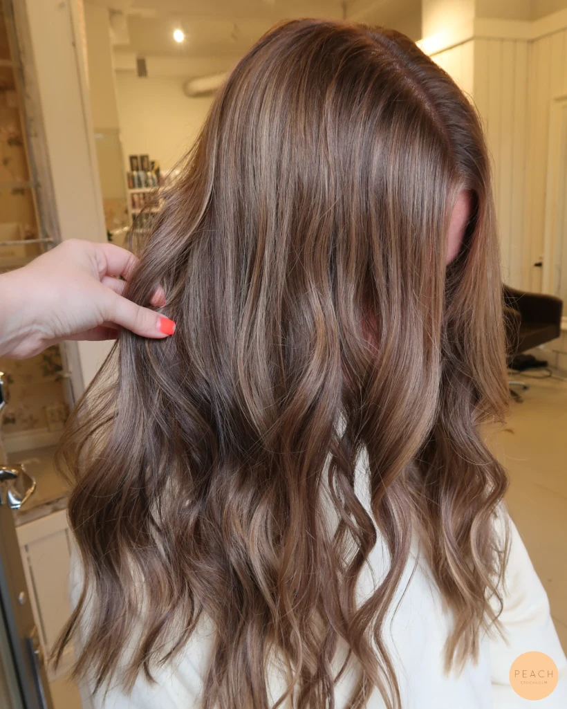 Bronde hårfärg med slingor och mjuka lowlights och ljusa slingor