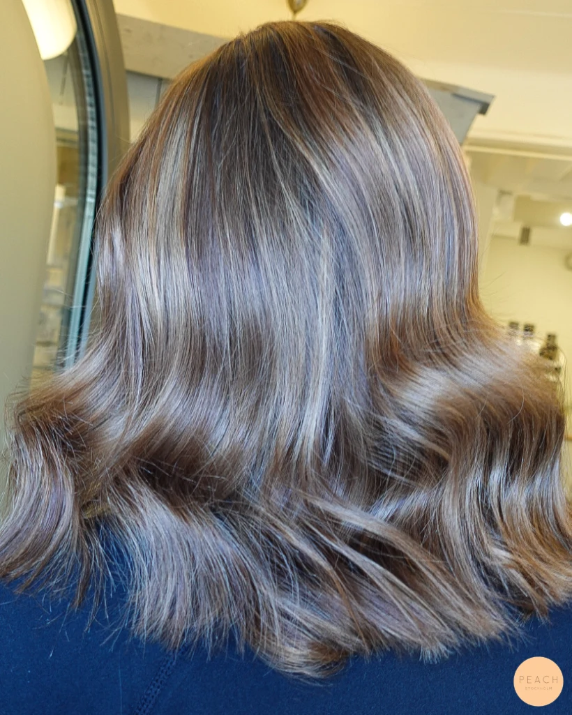 Mörkblond hårfärg med en beige nyans
