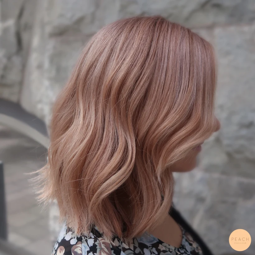 Peach rosa hår med rosa toner