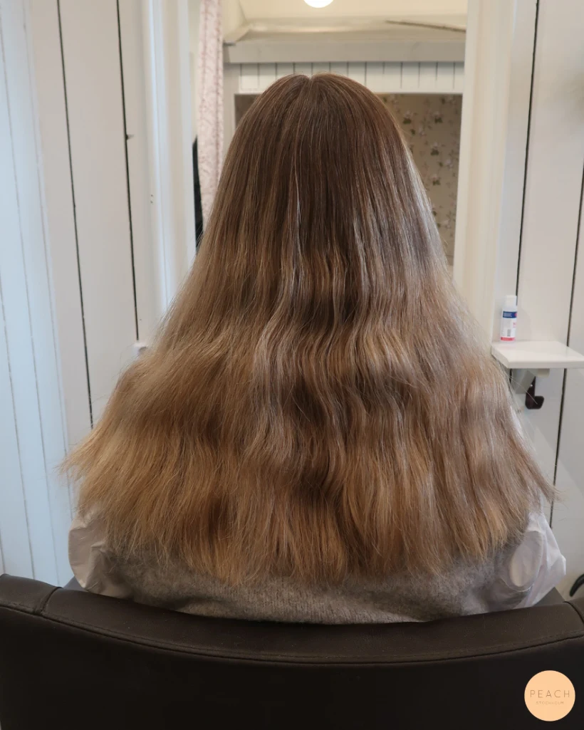 Kall blond hårfärg med ljusa slingor och rootshadow och mjuka teasylights