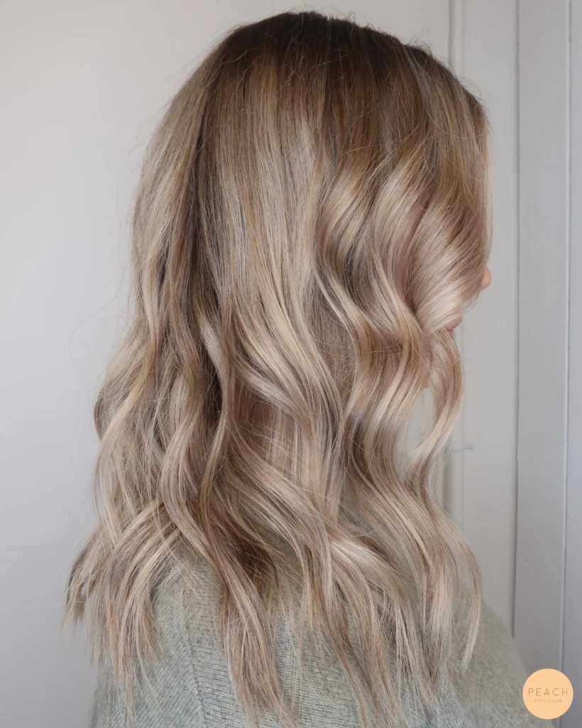 Beige blond hårfärg med mörka och ljusa slingor