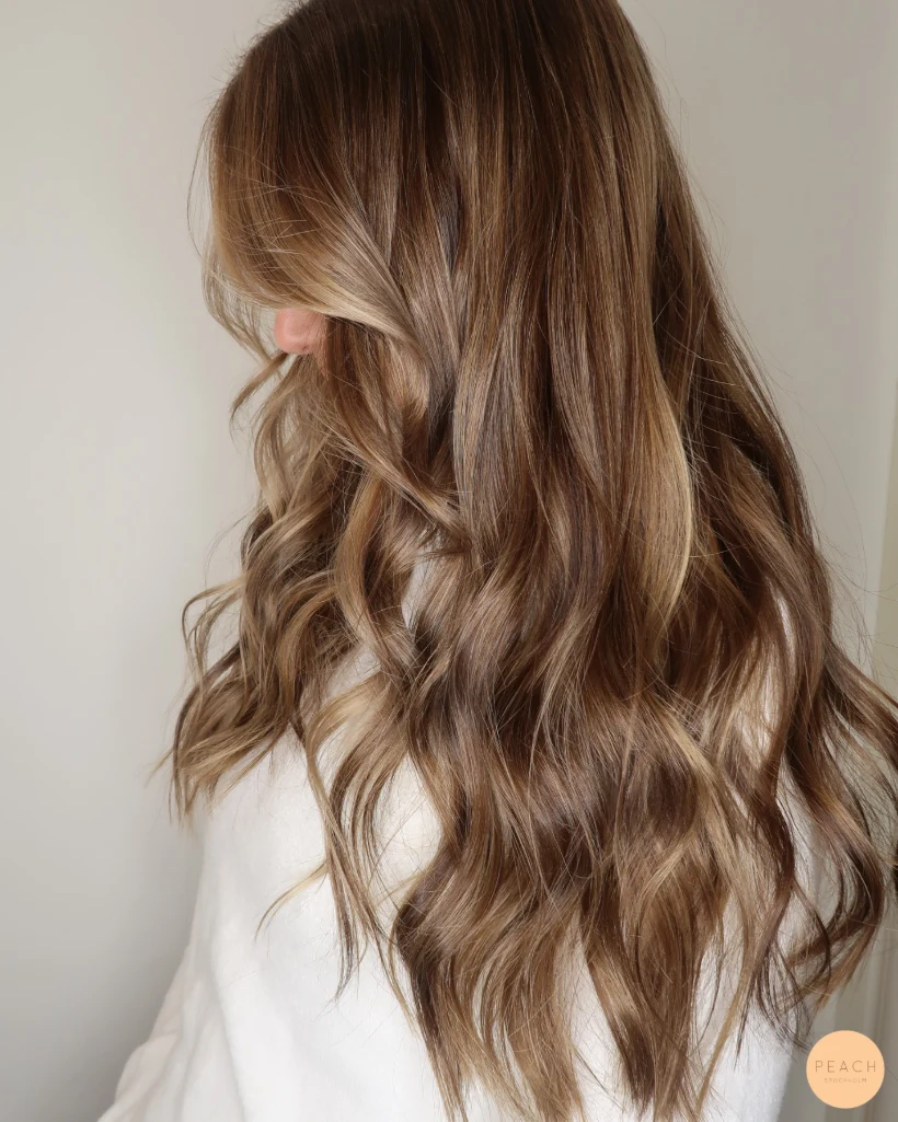 Bronde hårfärg trend 2021 med ljusa slingor
