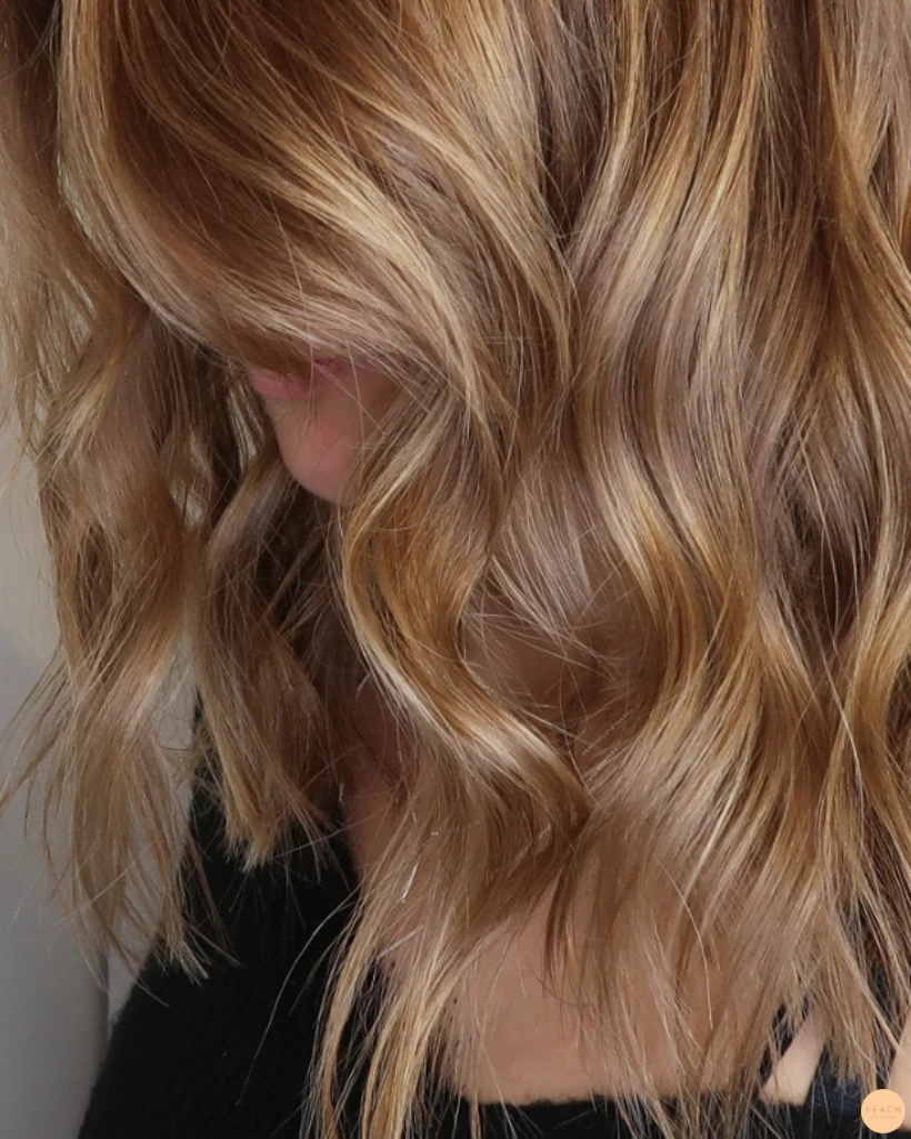 Bronde hårfärg med balayage och lång lob klippning