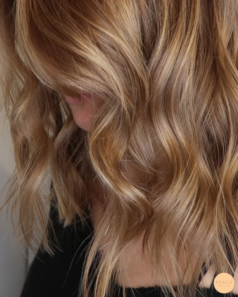 Bronde hårfärg med balayage och lång lob klippning