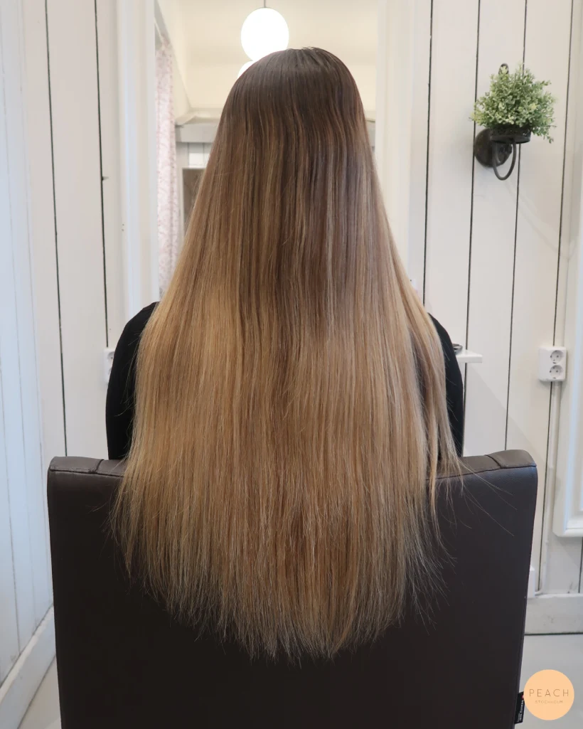 Kall blond hårfärg med ljusa slingor och mjuk utväxt