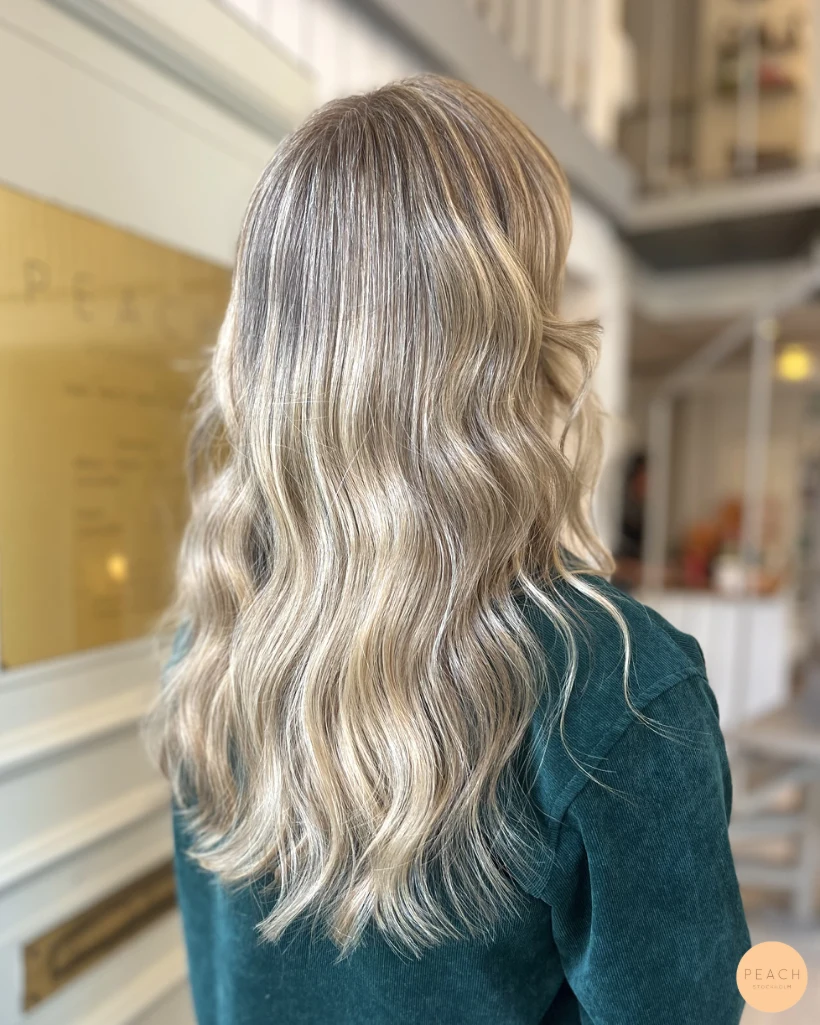 Beige blond som smälter ihop med grått hår