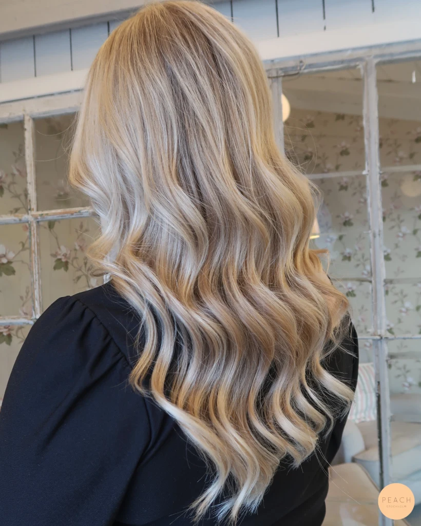Blond balayage med mjuk root shadow
