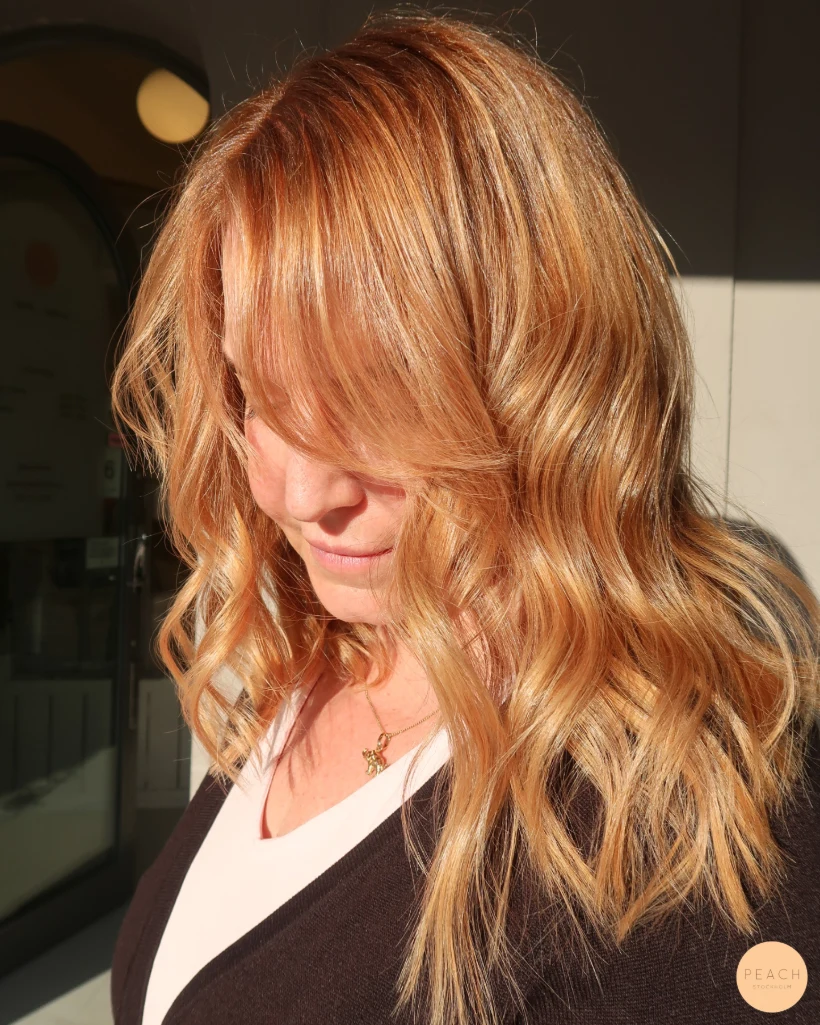 Strawberry blonde hårfärg med honungs skimmer