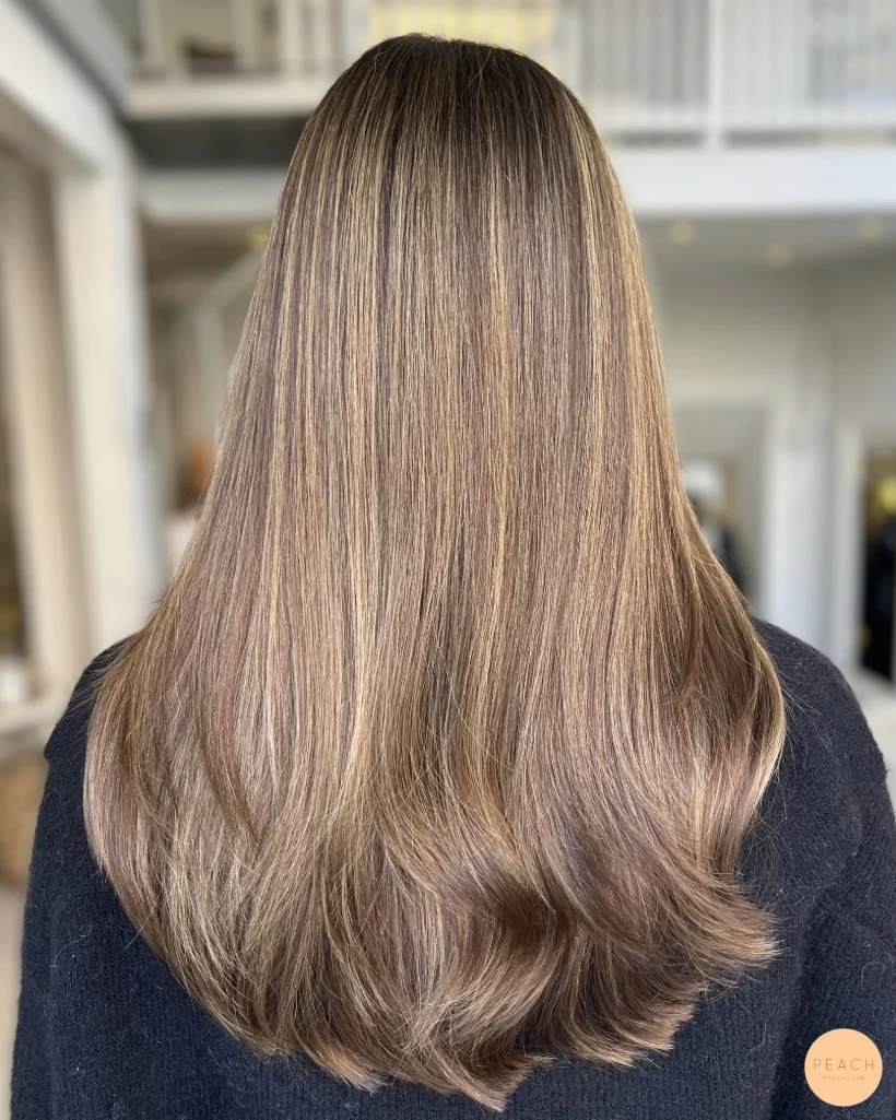Karamellblond hårfärg med mjuk root shadow