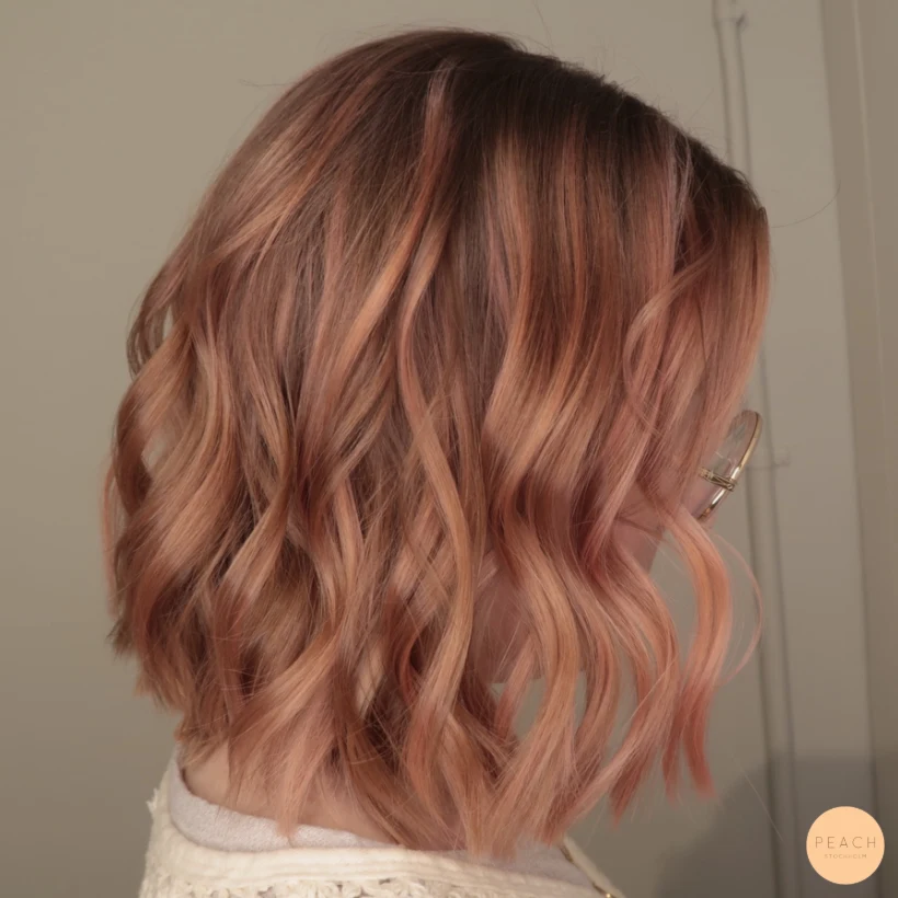 Balayage i rosa och peachiga toner