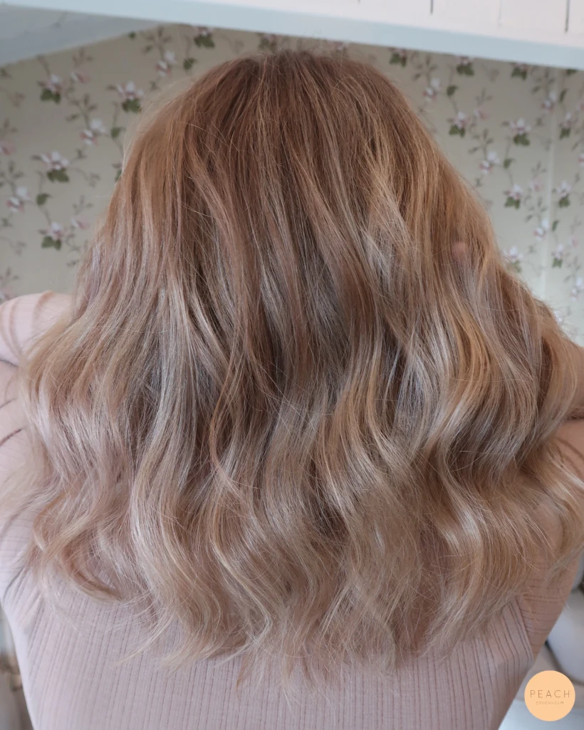 Balayage slingor med en beige nyans på håret.