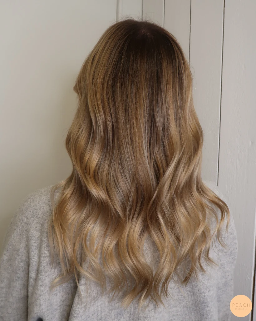 Guldblond hårfärg med balayage