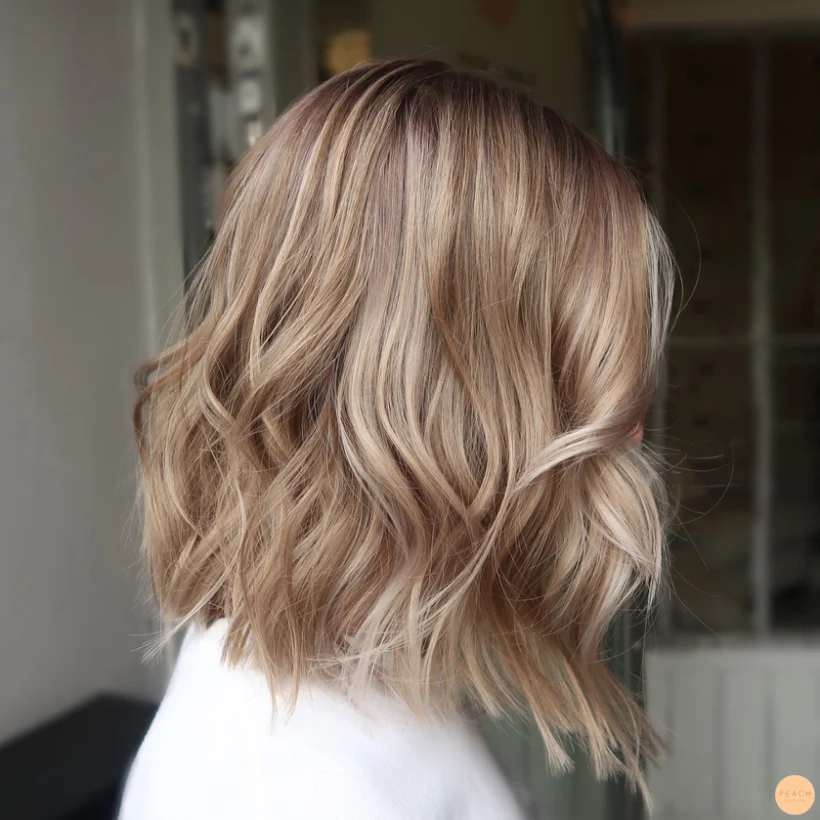 Soft blond med face framing och rootshadow