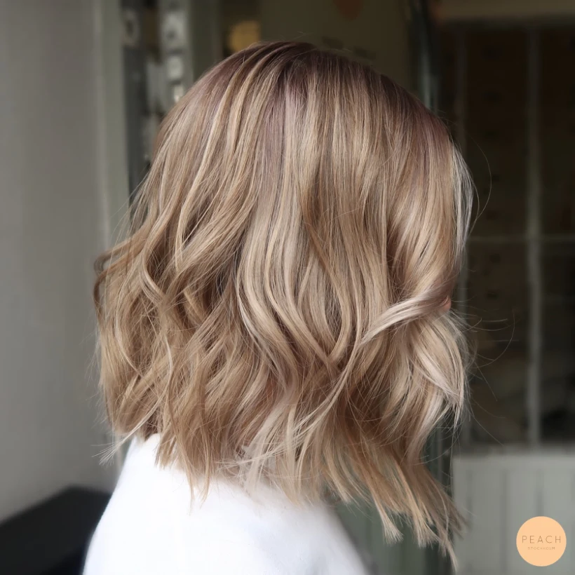 Soft blond med face framing och rootshadow