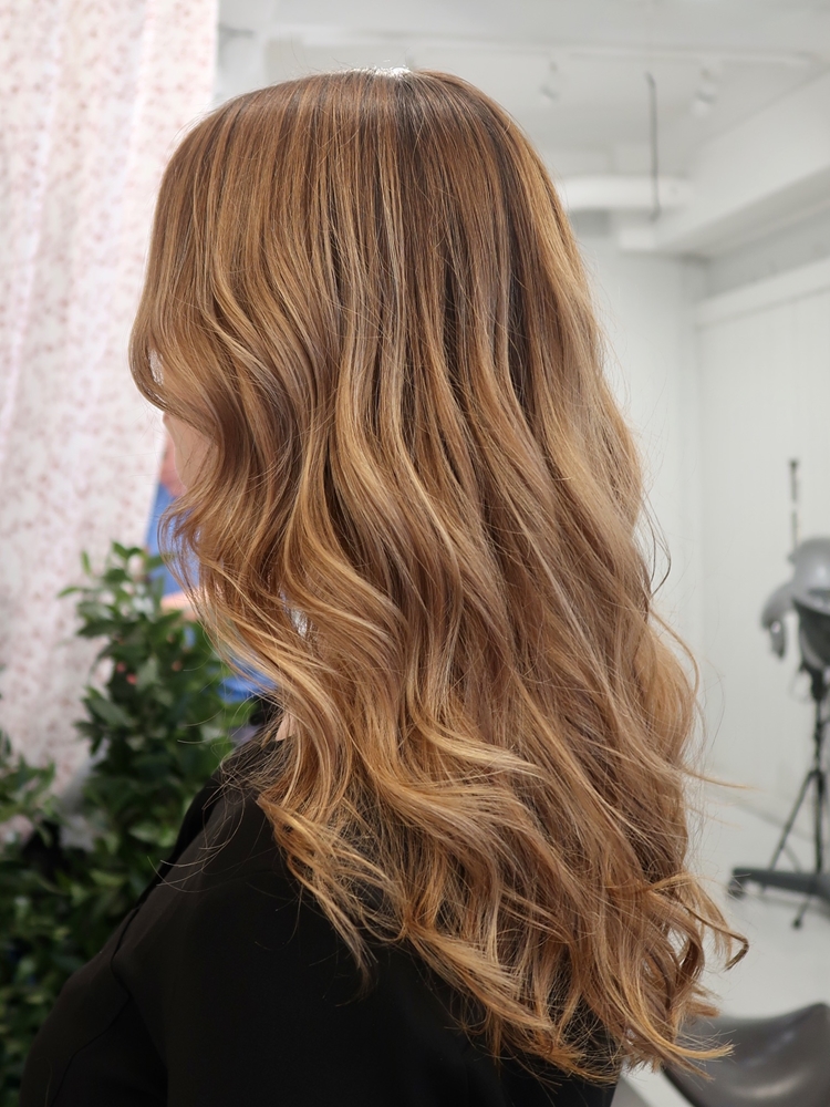 Balayage med mörk botten och ljusa lyxiga slingor