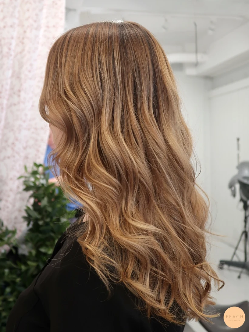 Balayage med mörk botten och ljusa lyxiga slingor