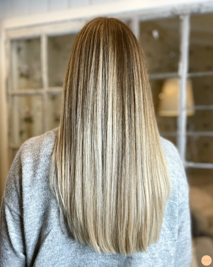 Kall beige blond hårfärg med ljusa slingor
