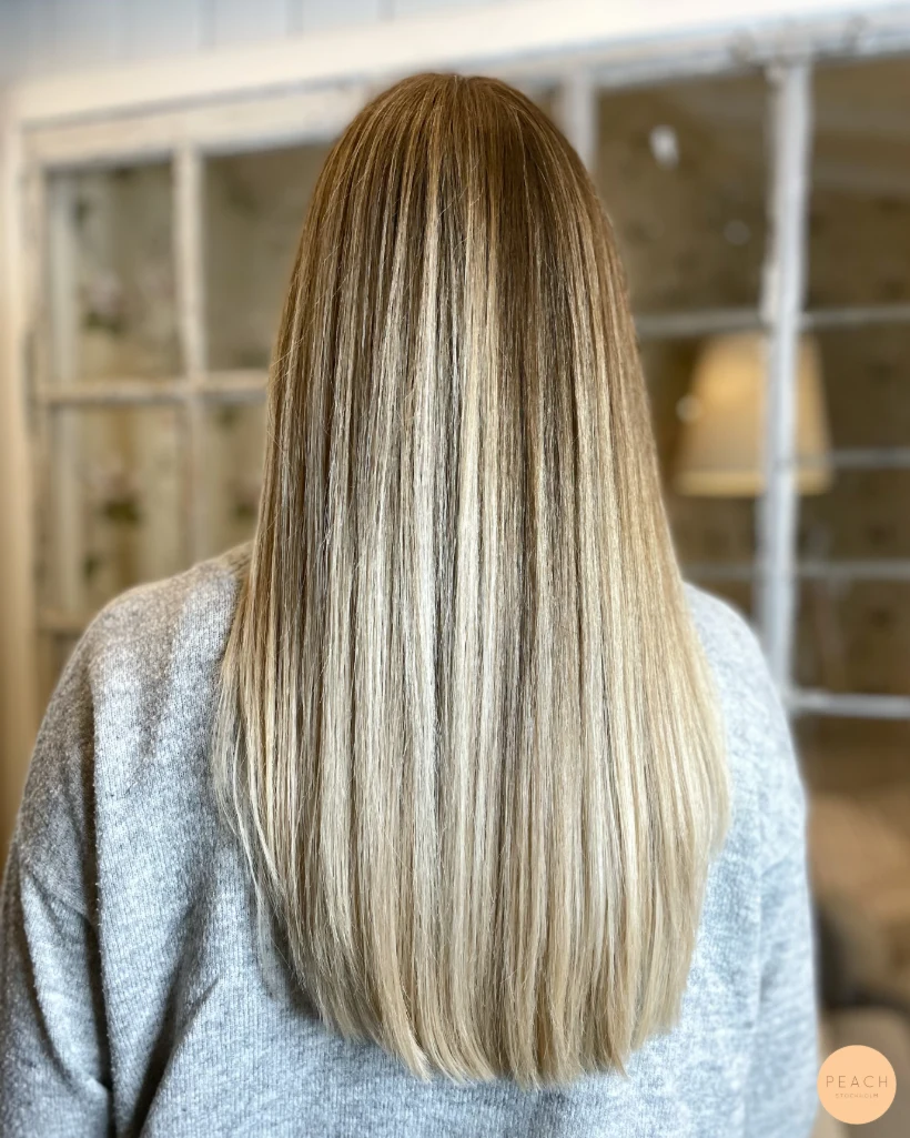 Kall beige blond hårfärg med ljusa slingor