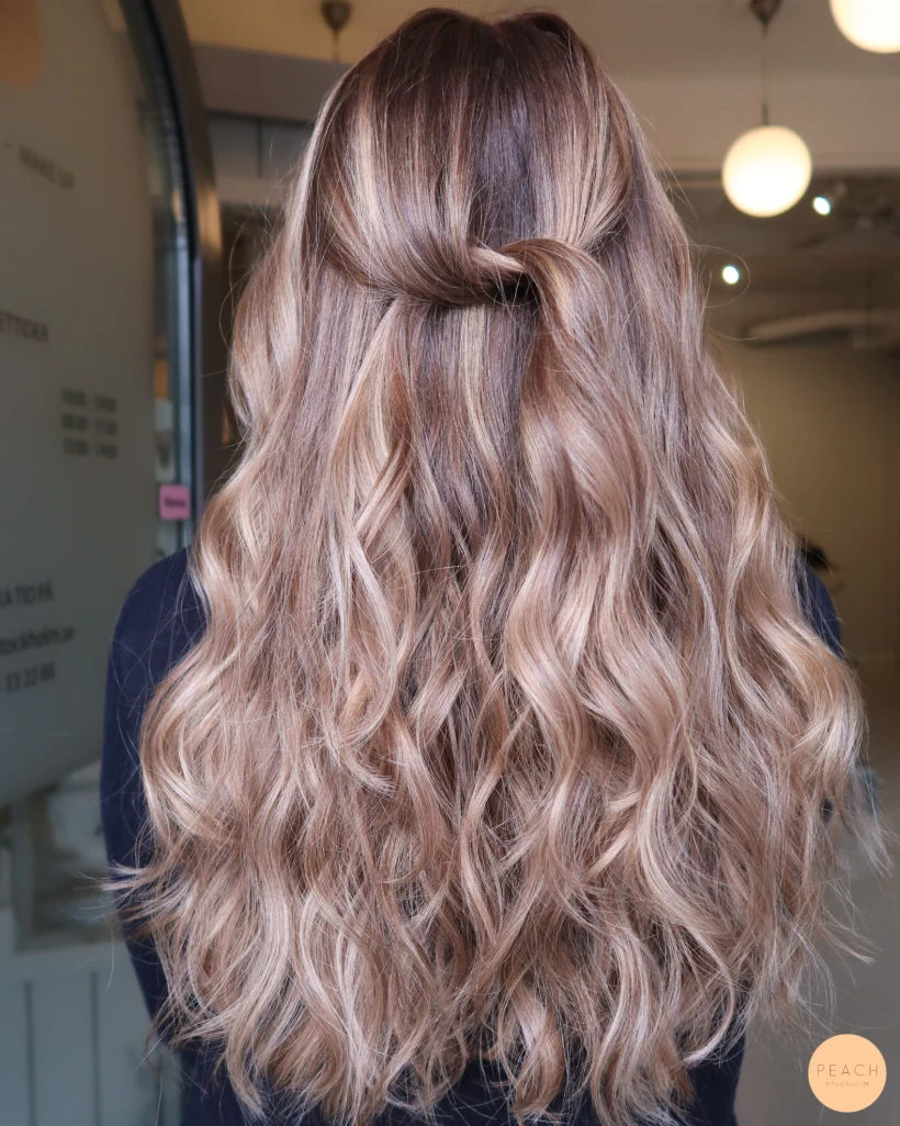 Beige blond hårfärg med rootshadow och highlights