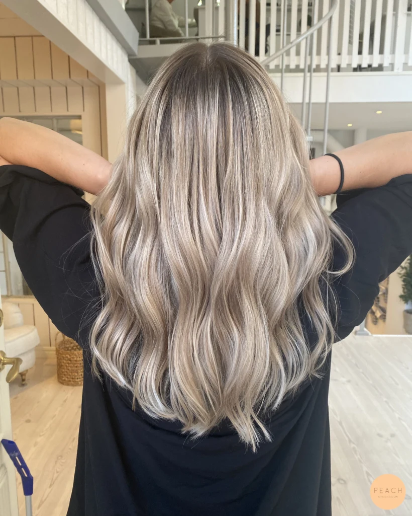 Icy blonde med ljusa slingor