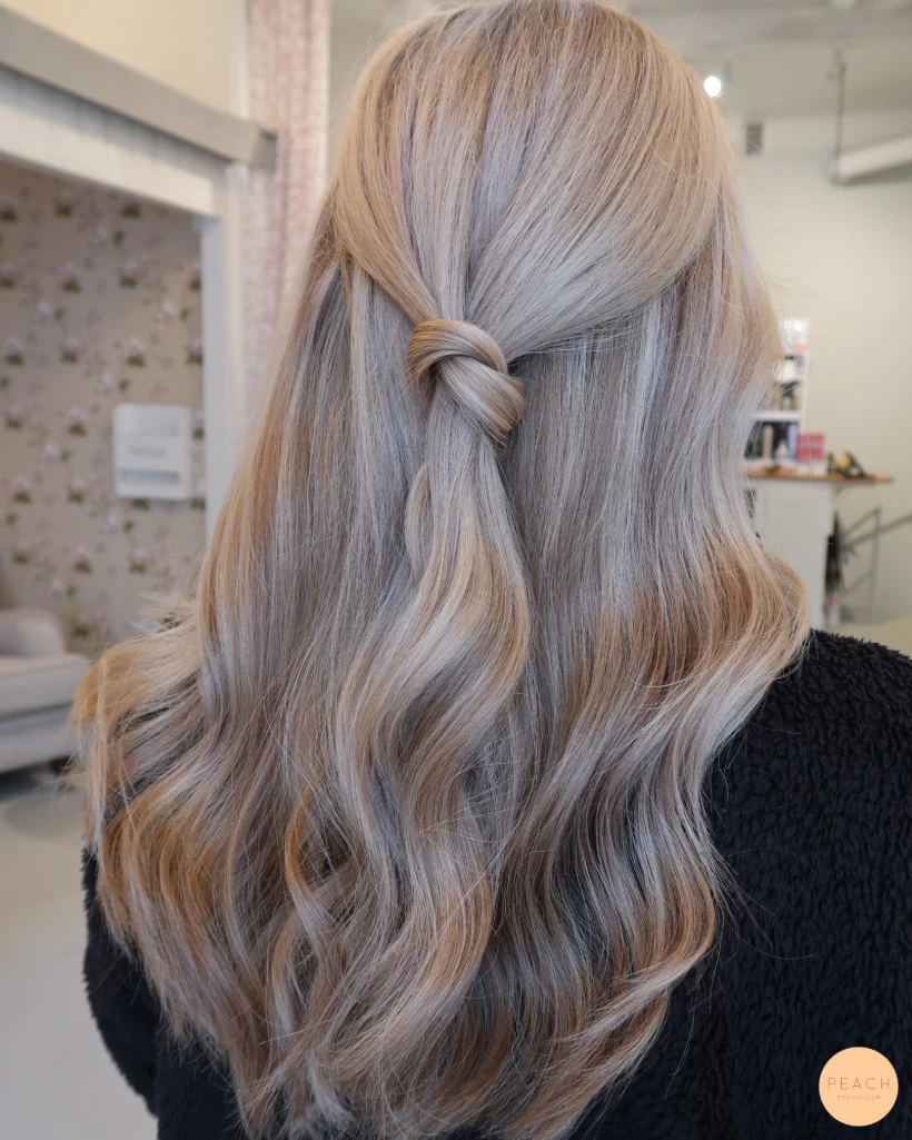 Beige blond hårfärg med ljusa och mörka slingor och ljusa slingor