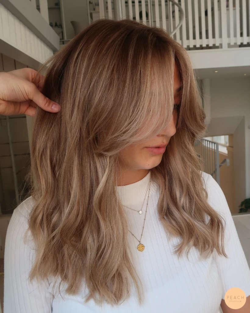 Varm bronde balayage med gyllene skiftningar
