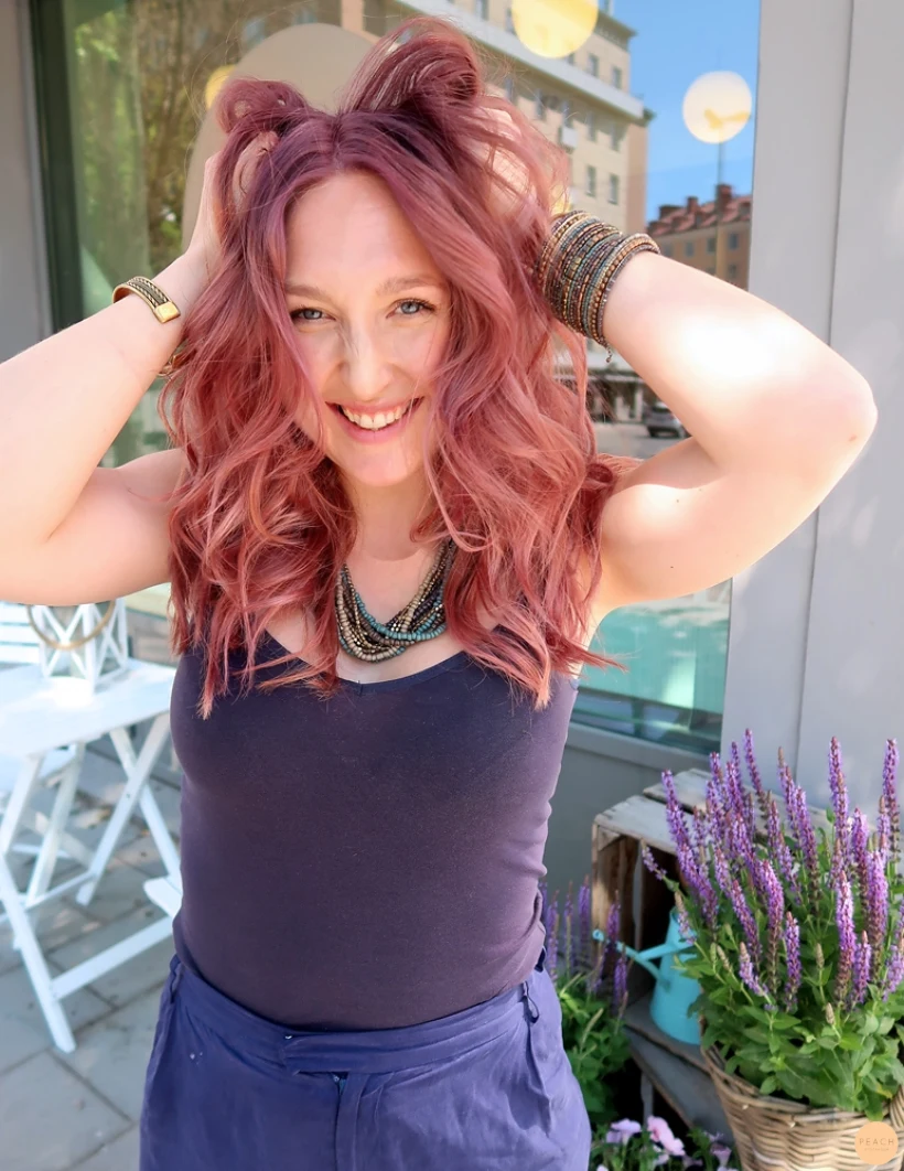 Paulinas sista hårfärg hos Peach Stockholm - Lavendel syrén lila hår med rosa skiftningar