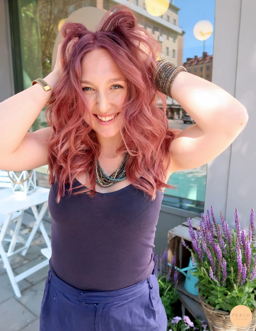 Paulinas sista hårfärg hos Peach Stockholm - Lavendel syrén lila hår med rosa skiftningar