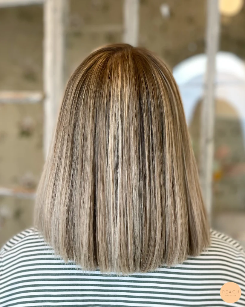 Beige blond hårfärg med babylights och beige toner