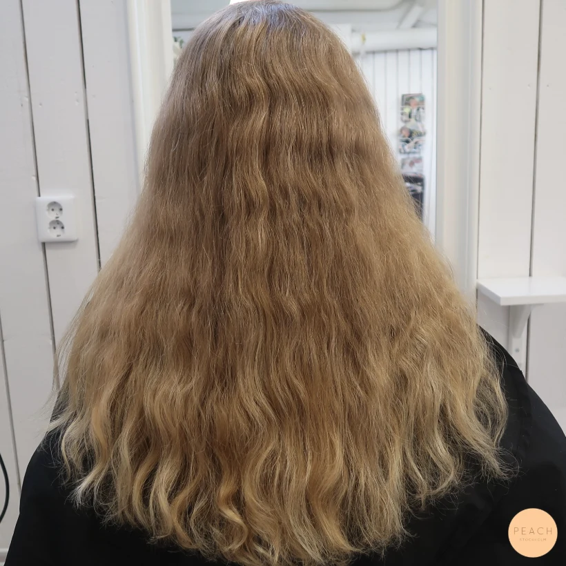 Soft blonde balayage med krämig ton