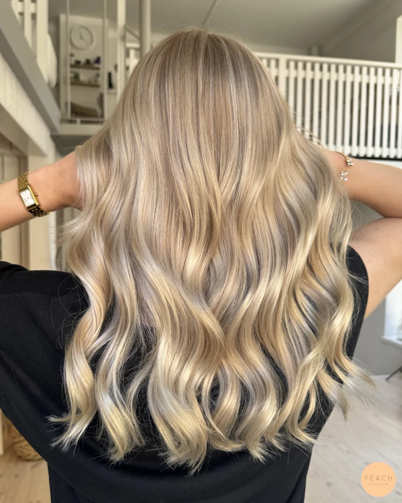 Icy blonde med mjuk root shadow