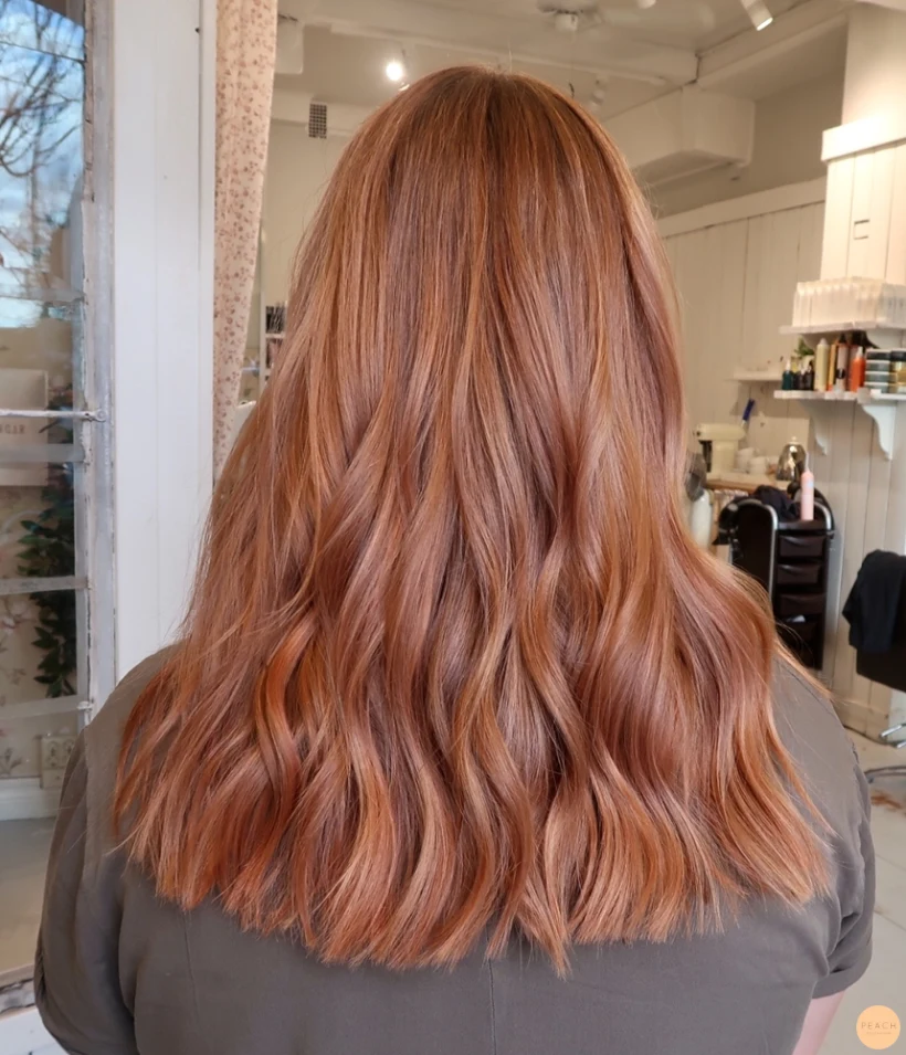 Soft copper peach hårfärg med slingor