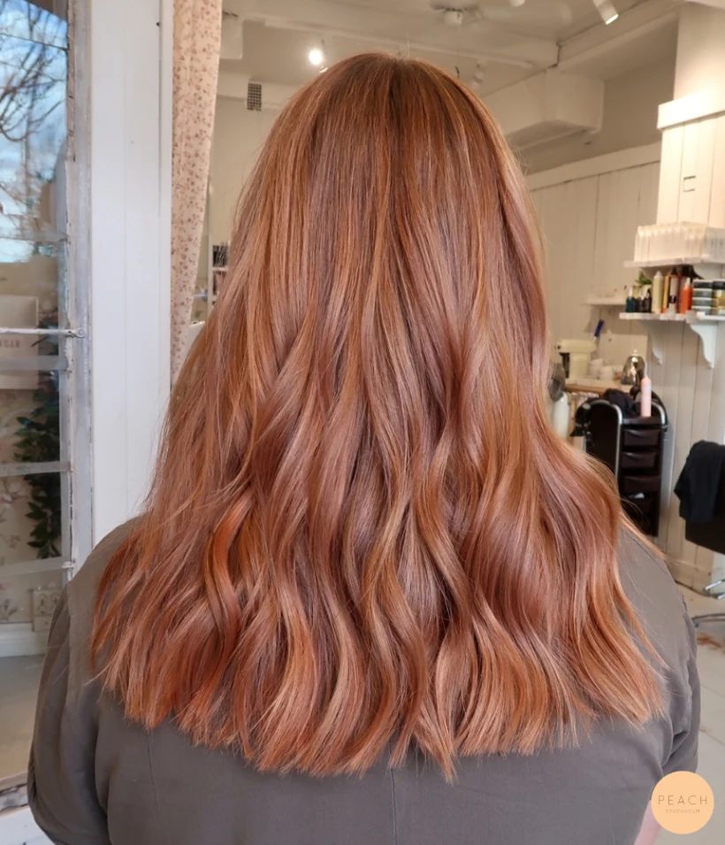 Soft copper peach hårfärg med slingor